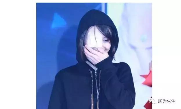 郑爽右眼不小心受伤贴纱布现身